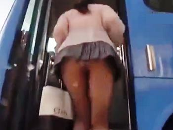 [エロ動画]チカンされたい願望を持つ人妻が他人棒を求め…いざ満員バスの車内へ！身体密着で勃起チンポを弄り始め…。