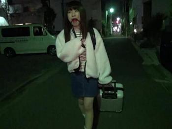[エロ動画]＜変態プレイ＞世間知らずな田舎娘に猿ぐつわを付けて東京の夜野外散歩！人に見られているかも…という羞恥の中涎を垂らす調教