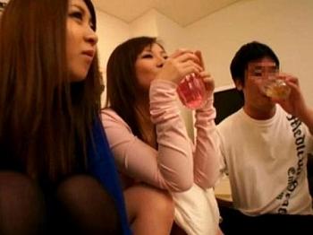 [エロ動画]合コンにやってくる女子大生は即パコＯＫ！？ヤリマンビッチなギャルたちにお酒を飲ましてチンポを挿入する映像