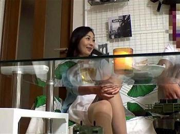 [エロ動画]＜美熟女ナンパ＞イケメン男子がおばさんを部屋に連れ込み人妻の欲求不満をくすぐり浮気セックス漬けにしてしまう