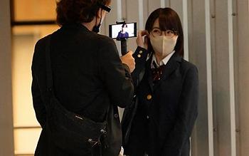 [素人]【ナンパ】SNSで見つけたカメラマンに写真を撮られたいという巨乳制服めがね美女！