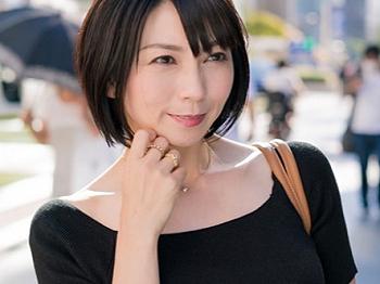 [おばさん]「もう、私に何か用？」美人のおばさまを口説いてセックスプレイ