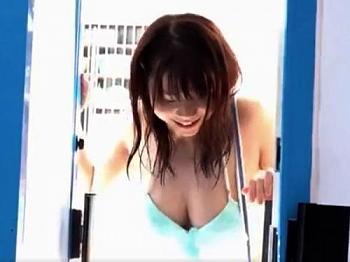 [無料エロ動画][マジックミラー号]海水浴場でナンパした黒髪爆乳素人おっぱい揉まれて発情して生ハメ中出しセックス！