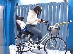 [人妻]【MM号】アクメ自転車で絶頂我慢ゲームに挑戦するアラサー奥様！サドルのディルドで何度もイッてズボンにお漏らし染みができる