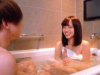 [エロ動画][素人ナンパ]”あんまり見ないでください…//”普通の女子大生が初めての密着混浴で赤面欲情！ガリガリな体に巨根挿入！